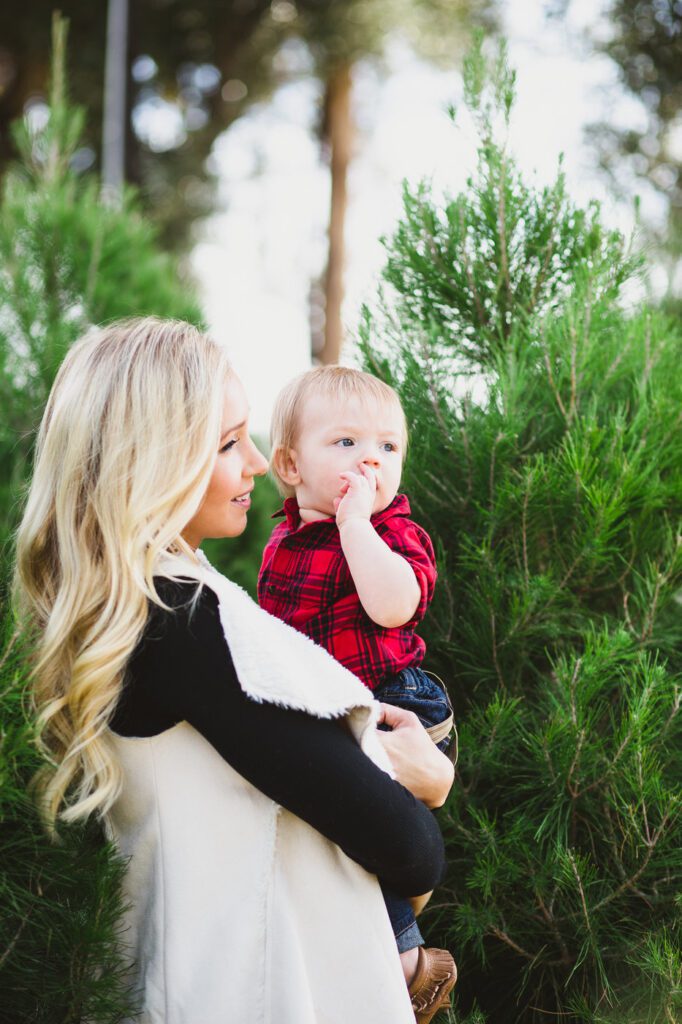 Christmas tree mini photo sessions Fredericksburg Virginia